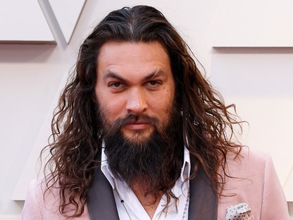 Minden, ami Jason Momoa rózsaszín zakója mögött van