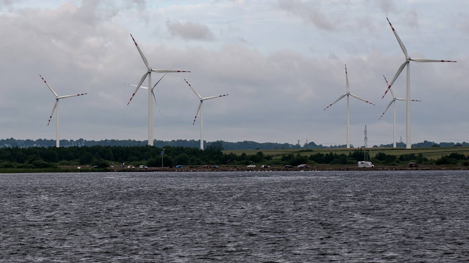Wiatraki elektrowni wiatrowej nad morzem (zdj. ilustracyjne)