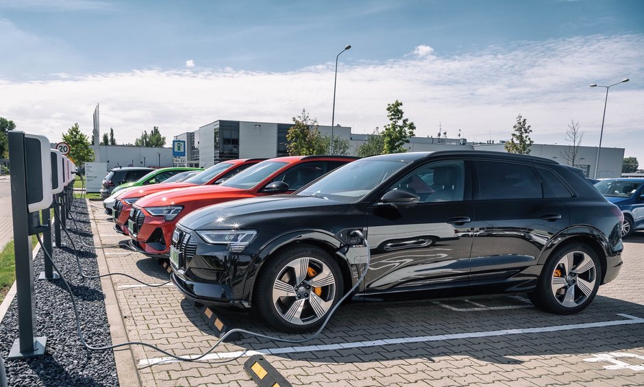 Pracownicy Volkswagen Group Polska mają do dyspozycji 50 punktów ładowania na parkingu przy siedzibie. We flocie aut służbowych firmy jest 60 elektryków i 60 hybryd plug-in.