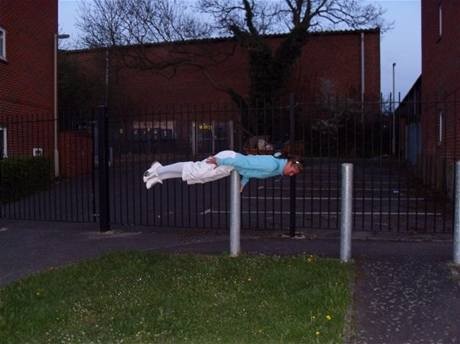 Użytkownicy facebooka znaleźli nową zabawę: prześcigają się w tym, kto zrobi bardziej absurdalne zdjęcie ludzi leżących twarzą w dół. Im dziwniejsze miejsce tym lepiej