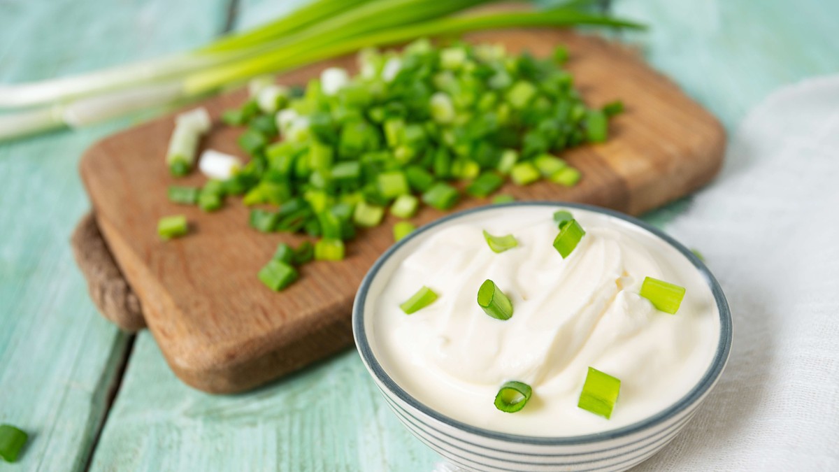 Salata od mladog luka sa pavlakom savršeno ide uz sve: Recept za zvezdu uskršnje trpeze