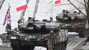 Zamiast 800 plus Polacy zapłacą podatek wojenny? Pomysł na tykającą bombę w budżecie państwa zaskakuje