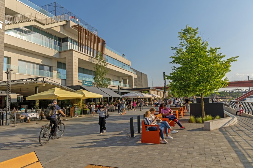 Sava Promenada ispred Galerije