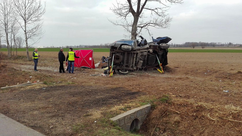 Śmiertelny wypadek na Opolszczyźnie. Pijany kierowca z impetem uderzył w drzewo