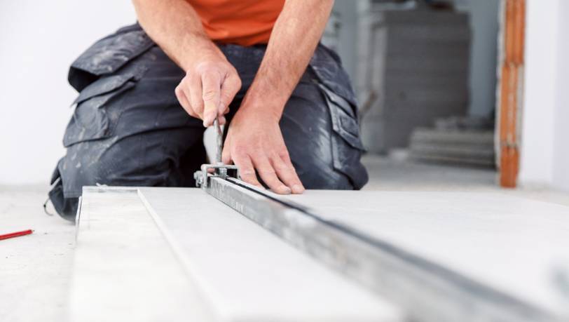Die besten Fliesenschneider: Mechanische und elektrische Modelle im Vergleich 