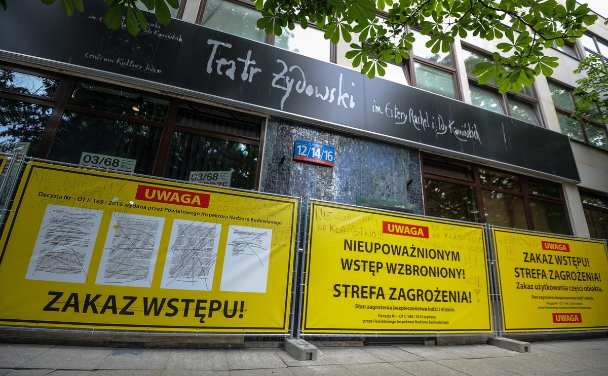 Teatr Żydowski zagrał w plenerze, bo właściciel budynku zapieczętował wejście