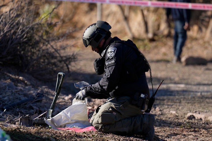 Specijalisti za eksploziv izraelske policije na mestu pada projektila ispaljenih iz Libana u kibucu Magan Mihael u Izraelu 22. oktobra