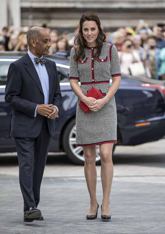 Księżna Kate Middleton w komplecie w pepitkę
