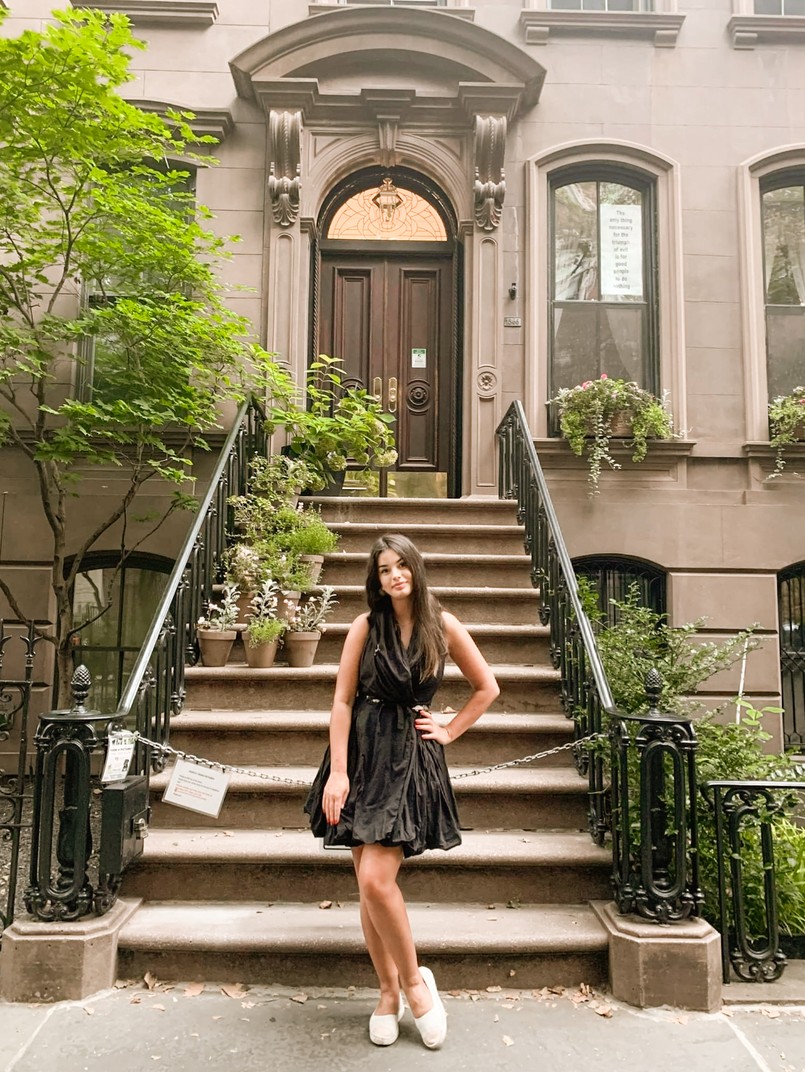 Maja Klemp na tle mieszkania serialowej Carrie Bradshaw z "Seksu w wielkim mieście"