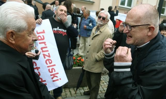 Protesty w czasie mszy pogrzebowej za generała Wojciecha Jaruzelskiego
