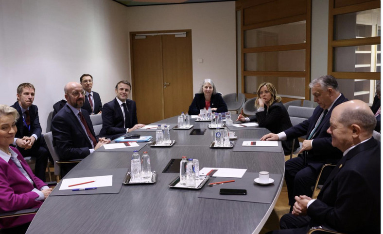 Ursula von der Leyen, Charles Michel, Emmanuel Macron, Giorgia Meloni i Olaf Scholz próbują pokonać opór Viktora Orbana (drugi z prawej) na porannej kawce przed obradami