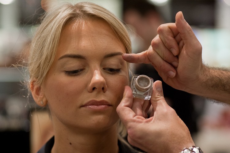 Właściwy cień w kremie najłatwiej rozprowadza się opuszkiem palca.