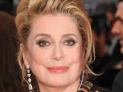 Catherine Deneuve seksowną babcią w podróży po Francji