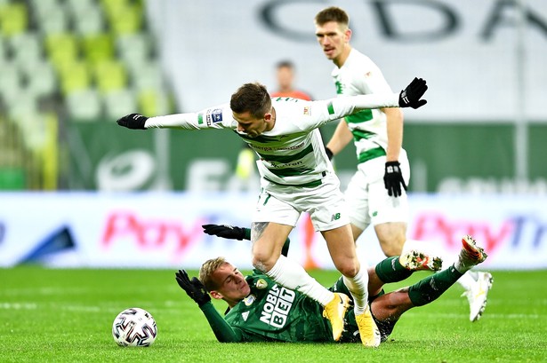 Piłkarze Lechii Gdańsk Jaroslav Mihalik (C) i Michał Nalepa (P) oraz Mateusz Praszelik (L) ze Śląska Wrocław podczas meczu Ekstraklasy na "Stadion Energa Gdańsk"