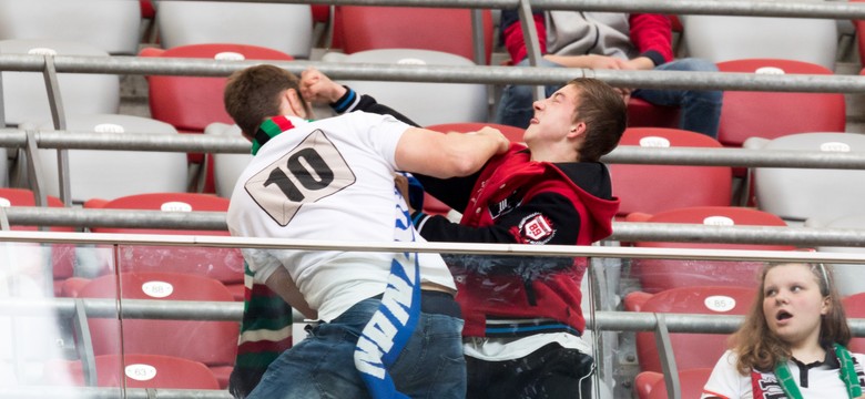 Skandal na Narodowym. Bramkarz Legii trafiony racą. Bójka kibiców. Stadion cały w dymie. ZDJĘCIA