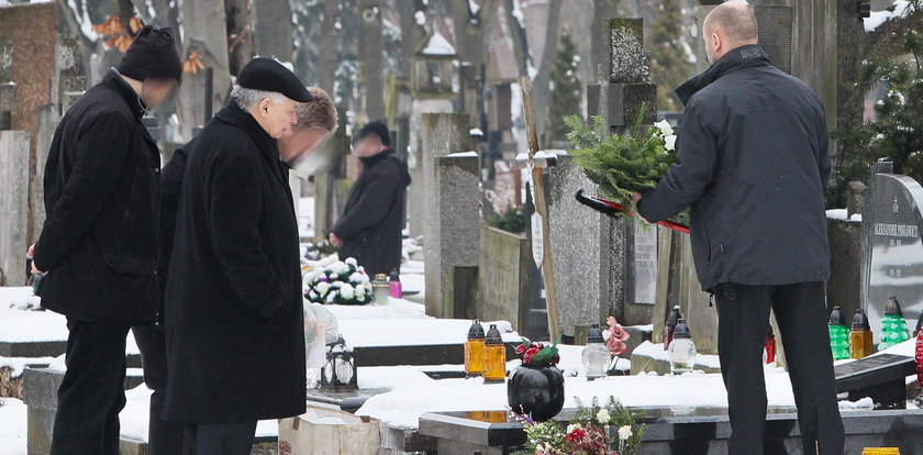 Kaczyński na grobie mamy. FOTO