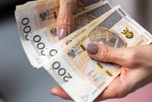 Dwa stanowiska u jednego pracodawcy to dwie "trzynastki"? Ruszają wypłaty dodatkowego wynagrodzenia dla nauczycieli