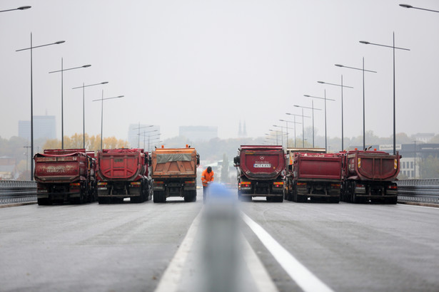 Czwartkowy test to próba dynamiczna, podczas której obciążone samochody ciężarowe bądą jeździć po moście z różną prędkością.Fot. (mr) PAP/Leszek Szymański