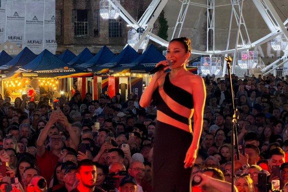 PREKINUT CECIN KONCERT U RUMUNIJI Iz organizacije izašli na binu i obratili se publici, a potom joj uručili nagradu: "Ima nas preko 40.000" (Video)