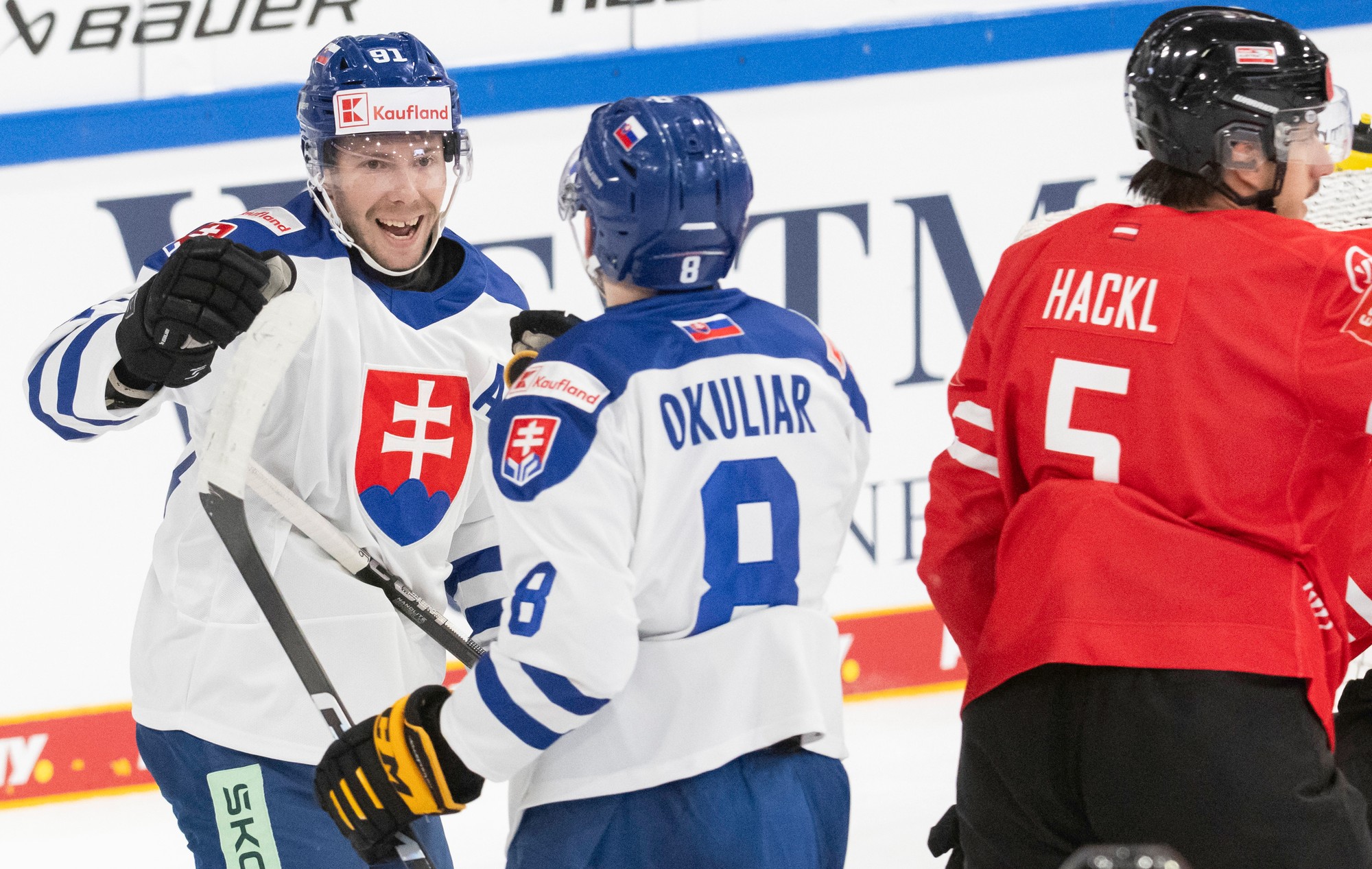 Gólová radosť zľava strelec gólu Matúš Sukeľ, spoluhráč Oliver Okuliar (obaja Slovensko) a Dominic Hackl (Rakúsko). 