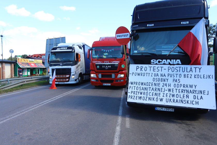 Kierowcy chcą, żeby Ukraińcy skrócili kolejki dla pustych ciężarówek. W proteście zablokowali przejście w Dorohusku. Puszczamy jedno auto na godzinę