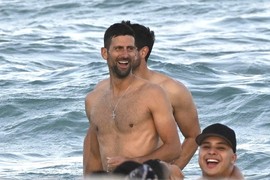 Novak Đoković uslikan na plaži u Hrvatskoj i svi su odmah primetili NJEGOV KUPAĆI: "On se kupa u OVOME?", zgranuti su ljudi - a onda su videli BOSE NOGE