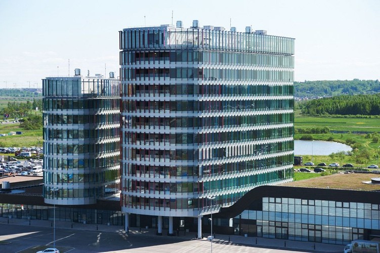 To kluczowy element miasteczka biurowców Airport City przy lotnisku Pułkowo. Budynki w całości zajmie Gazprom, który umieści to – bagatela - 1,3 tys. pracowników (a nie jest to wcale główna siedziba tego koncernu w Sankt Petersburgu). Inwestorem jest spółka Avielen AG. Unibep to członek konsorcjum, w skład którego wchodzą też firmy z Rosji, Białorusi i Austrii. Polska firma będzie odpowiadała za prace wykończeniowe. Wartość kontraktu to 89 mln zł.