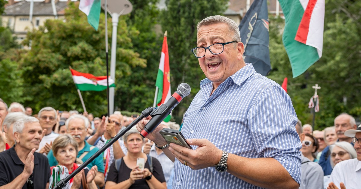 Bayer Zsolt telefonon mozgósít a szombati, TISZA Párt elleni tüntetésre