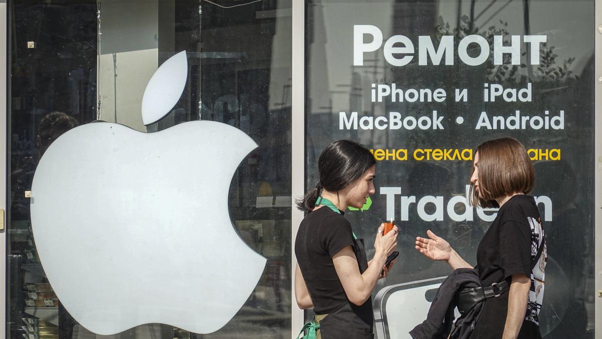 Sklep Apple w Moskwie. Według napisu zamknięty z powodu remontu. Wrzesień 2023 r.