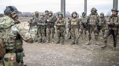 Podpis, który wszystko zmieni. "Ukrainie brakuje zdrowych, młodych mężczyzn gotowych chwycić za broń"