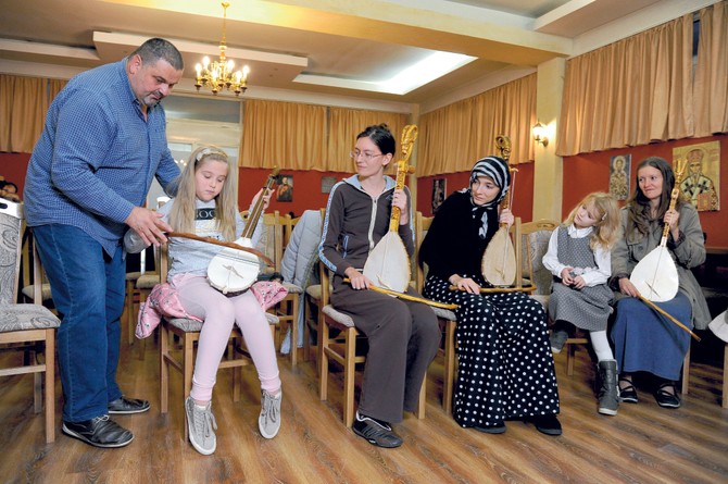 Svoju ljubav prema starom srpskom instrumentu Goran Grba s radošću prenosi na najmlađe učenike