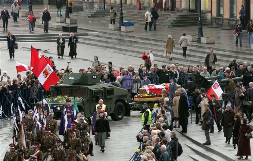 Punktualnie o 13.30 przed Belwederem rozpoczęły się uroczystości pogrzebowe ostatniego polskiego prezydenta na uchodźstwie Ryszarda Kaczorowskiego