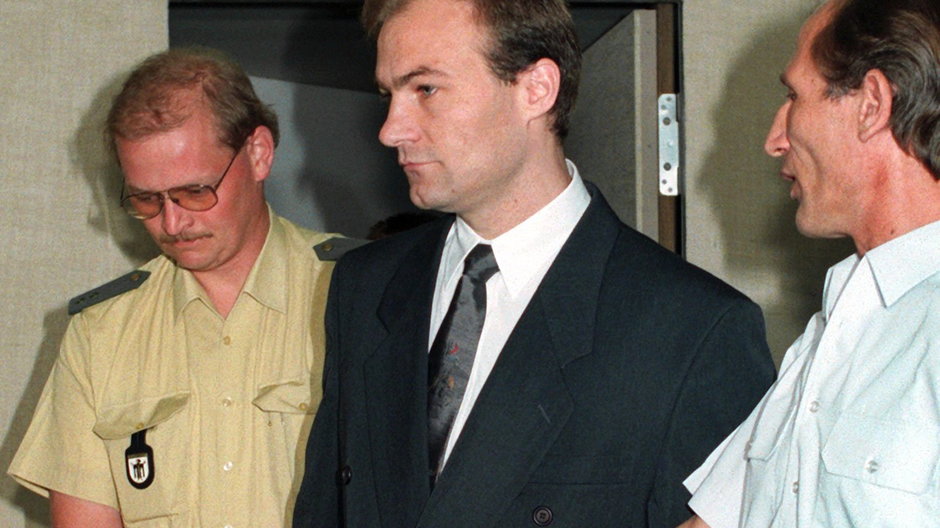 Peter Roth wprowadzany na salę sądową, Monachium 14 lipca 1997 r.