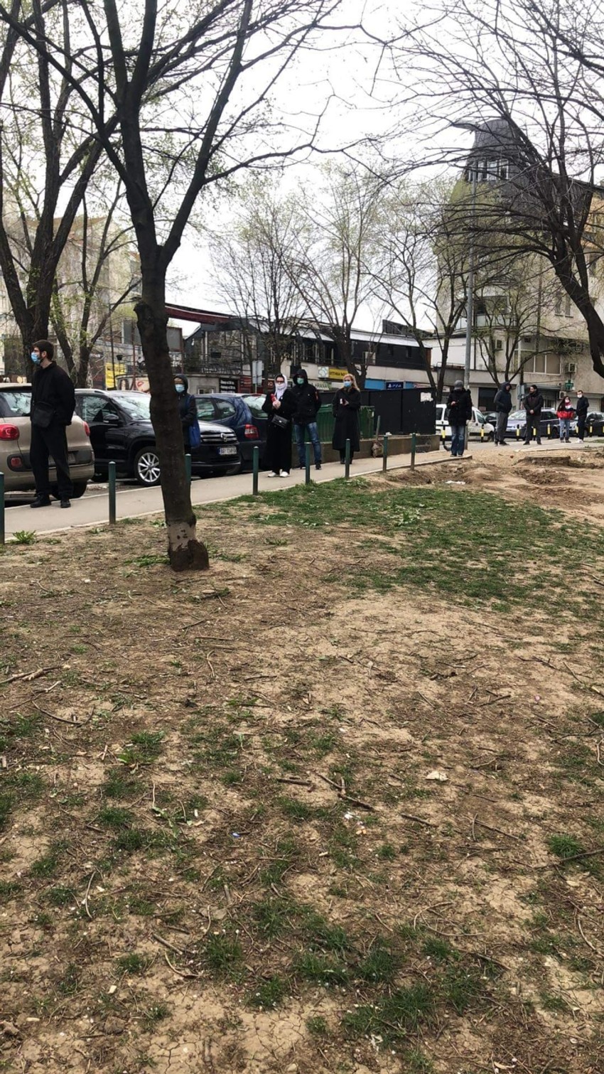 Red se protezao niz celu ulicu