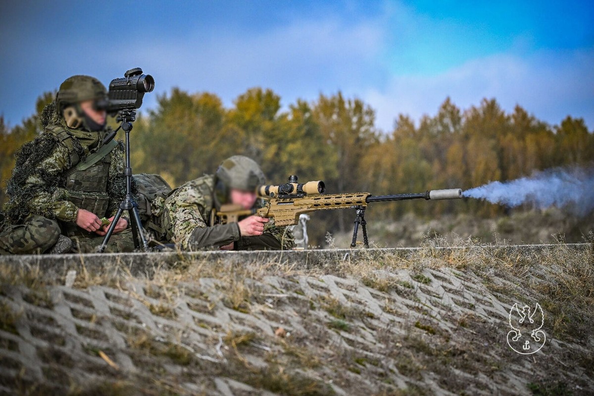 Szkolenie strzeleckie snajperów Wojsk Obrony Terytorialnej. Widoczny na zdjęciu karabin snajperski to Sako TRG M10. Żołnierz obok to tzw. spotter. Jego funkcją jest podawanie poprawek dla strzelca.