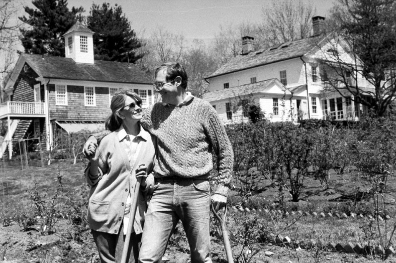 Martha Stewart z mężem na tle domu