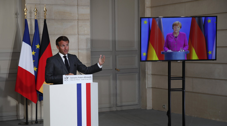 Emmanuel Macron francia elnök sajtótájékoztatót tart Angela Merkel német kancellárral folytatott videókonferenciája után a párizsi Elysée-palotában 2020. május 18-án. / Fotó: MTI/AP/Francois Mori