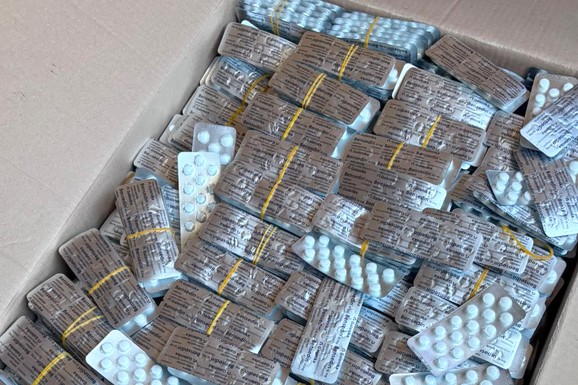 (FOTO) PRONAŠLI MU MILION TABLETA I 5.000 BOKSOVA CIGARETA Uhapšen muškarac u Zrenjaninu: Određeno mu zadržavanje do 48 sati