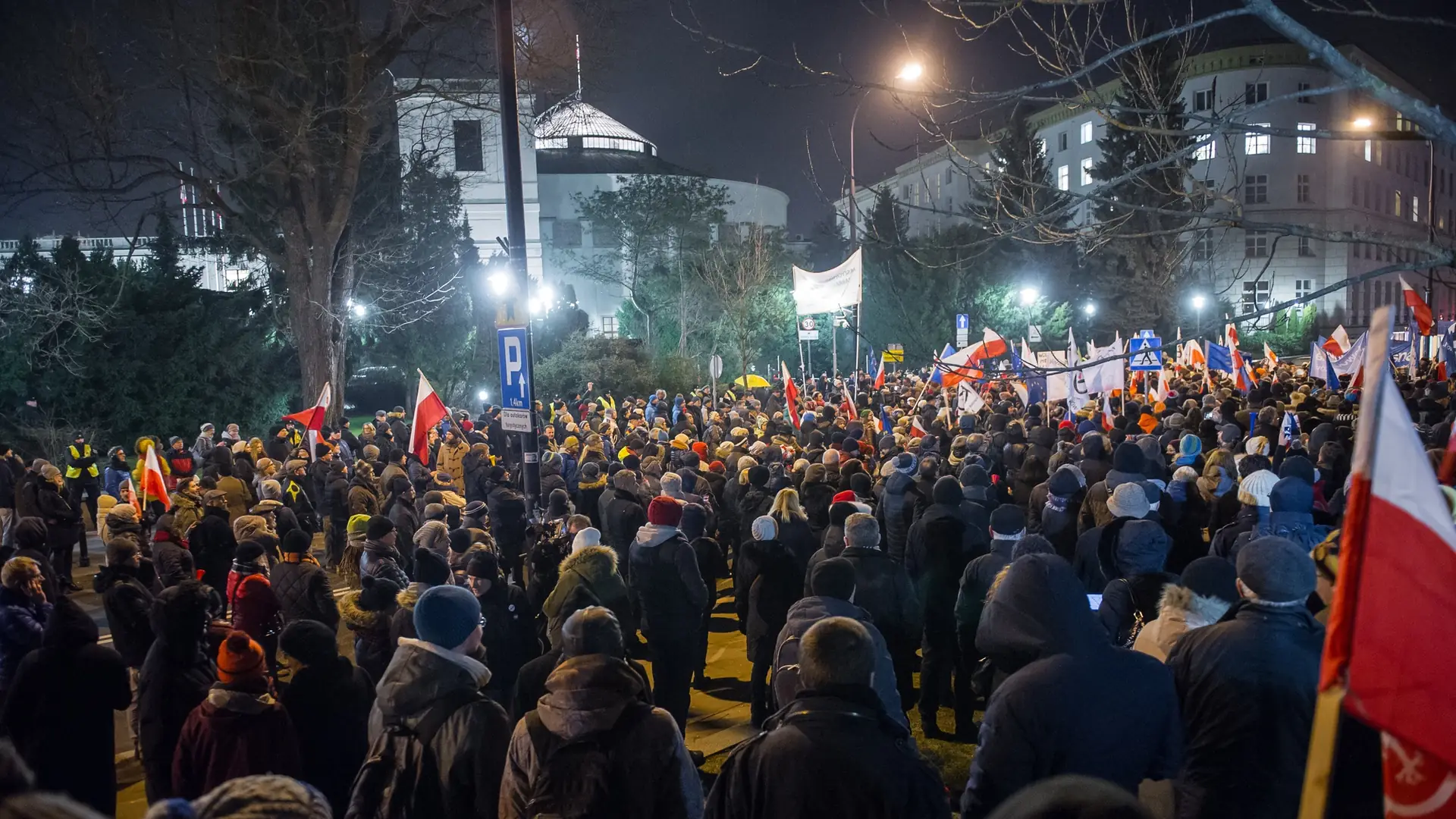 Patrzysz na to, co dzieje się w Polsce i nie wiesz, o co chodzi? Pomożemy ci