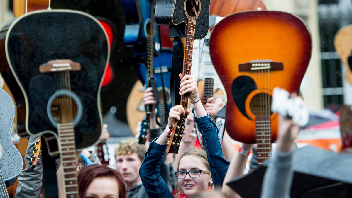Miłośnikom gitarowych dźwięków, zgromadzonym w czwartek na wrocławskim Rynku, udało się pobić ustanowiony w 2012 r. Gitarowy Rekord Guinnessa. „Hey Joe” Jimiego Hendriksa wspólnie zagrało 7344 gitarzystów, to o 71 muzyków więcej niż wynosił poprzedni rekord.