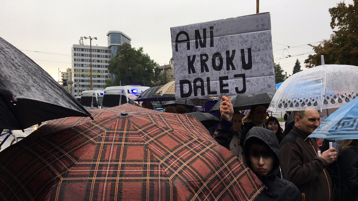 3 października, dokładnie rok po czarnym poniedziałku, kobiety znów w ramach protestu przejdą ulicami Wrocławia. To właśnie wtedy odbędzie się finał zbierania podpisów pod inicjatywą ustawodawczą "Ratujmy Kobiety 2017". Do tej pory zebrano ponad 100 tys. podpisów, z czego 10 tysięcy w stolicy Dolnego Śląska.