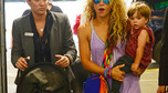 Shakira z dziećmi na lotnisku. Podobne do mamy?