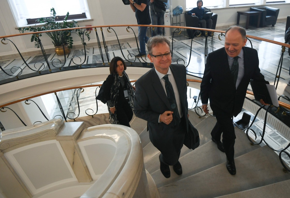 Szef wydziału sprawiedliwości konstytucyjnej w Sekretariacie Komisji Weneckiej Schnutz Rudolf Duerr (w środku), członek Komisji Katerina Simackova (po lewej) oraz dyrektor Biura Spraw Międzynarodowych i Unii Europejskiej Senatu Leszek Kieniewicz