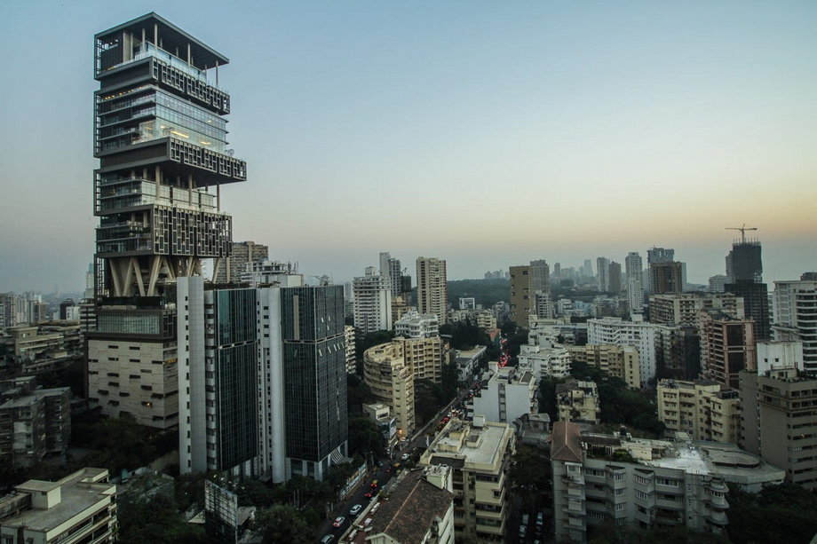 Wieża Antilia wznosi się wysoko nad panoramą Bombaju.