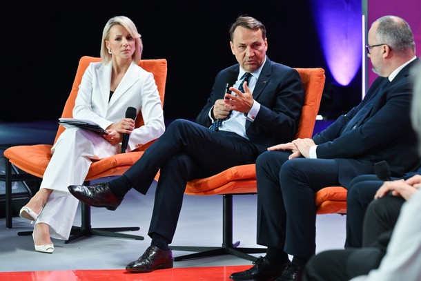 Dziennikarka TVP Joanna Dunikowska-Paź, wicepremier, minister spraw zagranicznych Radosław Sikorski i senator KO Adam Bodnar podczas debaty „Wojna i pokój w ramach pierwszej edycji Kongresu i Festiwalu Psychologicznego Re_Mind