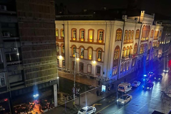 TELO DEVOJKE (25) NAĐENO NA PLATOU ISPRED FILOZOFSKOG FAKULTETA U BEOGRADU Oglasio se MUP: "Došlo je do aktiviranja pirotehničkih sredstava"