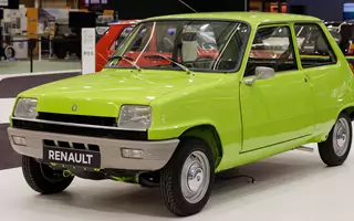 Renault 5 debiutowało 50 lat temu. W czym tkwiła tajemnica jego sukcesu?