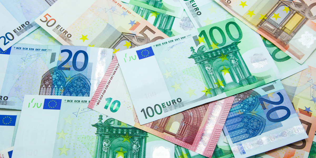 Polska zobowiązała się przyjąć euro jako własną walutę, gdy wstępowała do Unii Europejskiej. Wciąż jednak nie określono daty, kiedy to nastąpi.