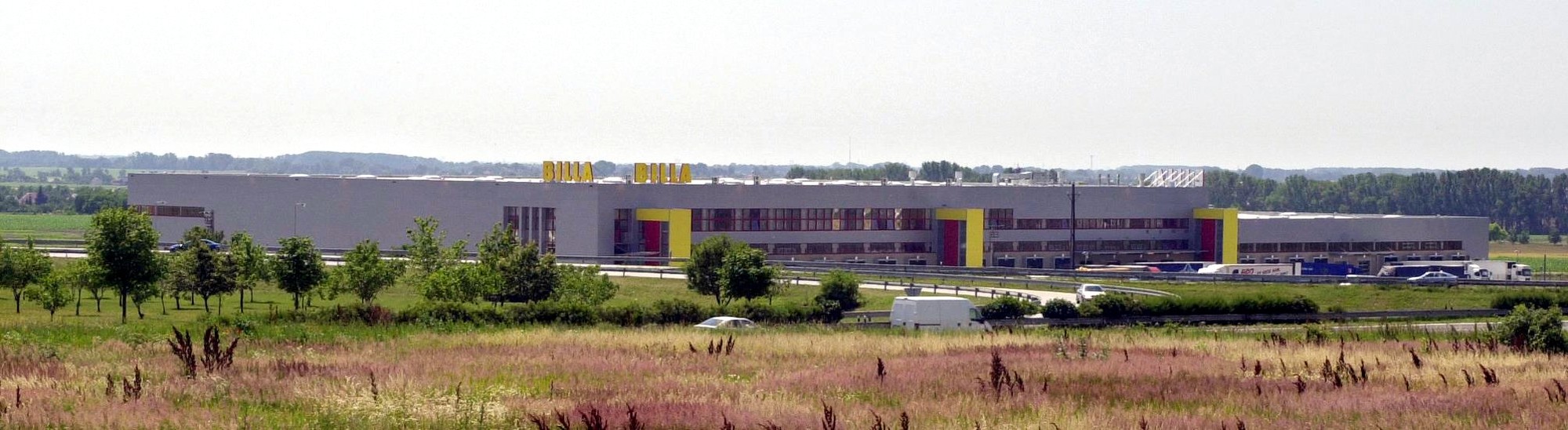 Centrálny veľkosklad spoločnosti BILLA pri Senci v roku 2004. 