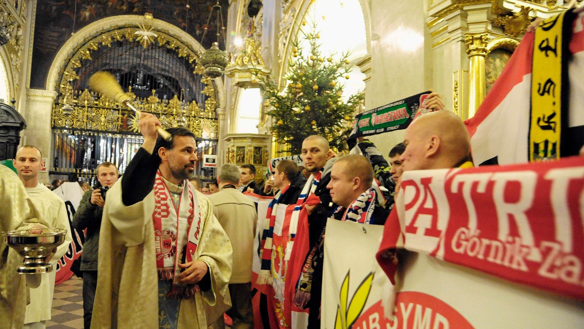 Kibice przyjadą w pielgrzymce na Jasną Górę. Z wykładem odwiedzi ich prof. Wojciech Polak, wykładowca w szkole o. Tadeusza Rydzyka i zarazem członek PiS, który mówi o możliwości odpalenia na pokładzie Tu-154M w Smoleńsku "bomby paliwowo-powietrznej" i "dobijaniu jeszcze żywych ofiar katastrofy".